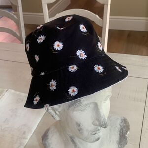 Reversible Daisy Bucket Hat NWOT